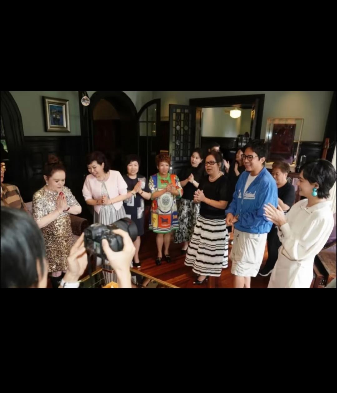 孙俪妈妈过生日办宴会，孙俪跟邓超也去了！只是看照片上孙妈很洋气，根本不像这么大