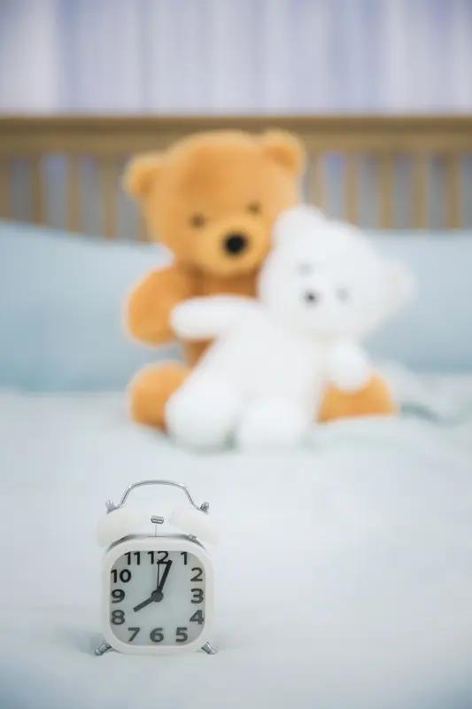 关于晚上几点前睡觉最健康，说法还挺多。正常来讲，10点前睡比较好。夜间10点到清