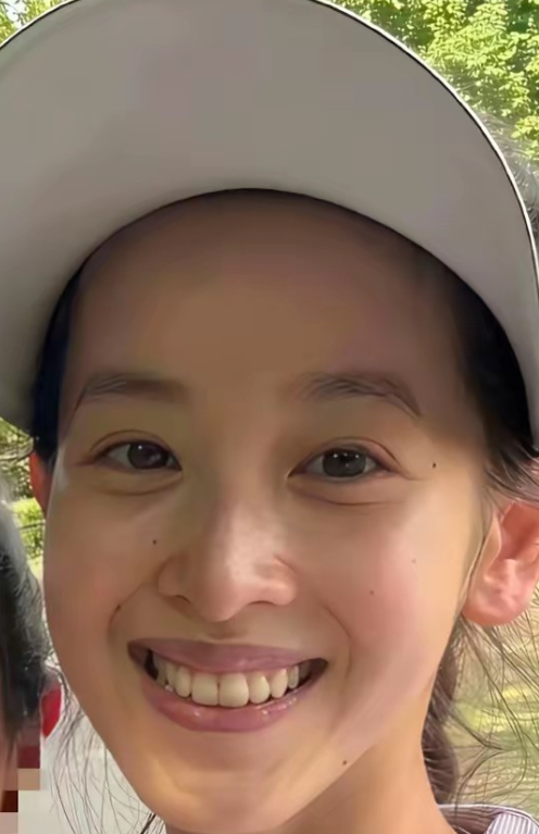 奶茶妹妹章泽天的素颜是真的漂亮，虽不施粉黛，五官也是美得无可挑剔，笑起来亲切