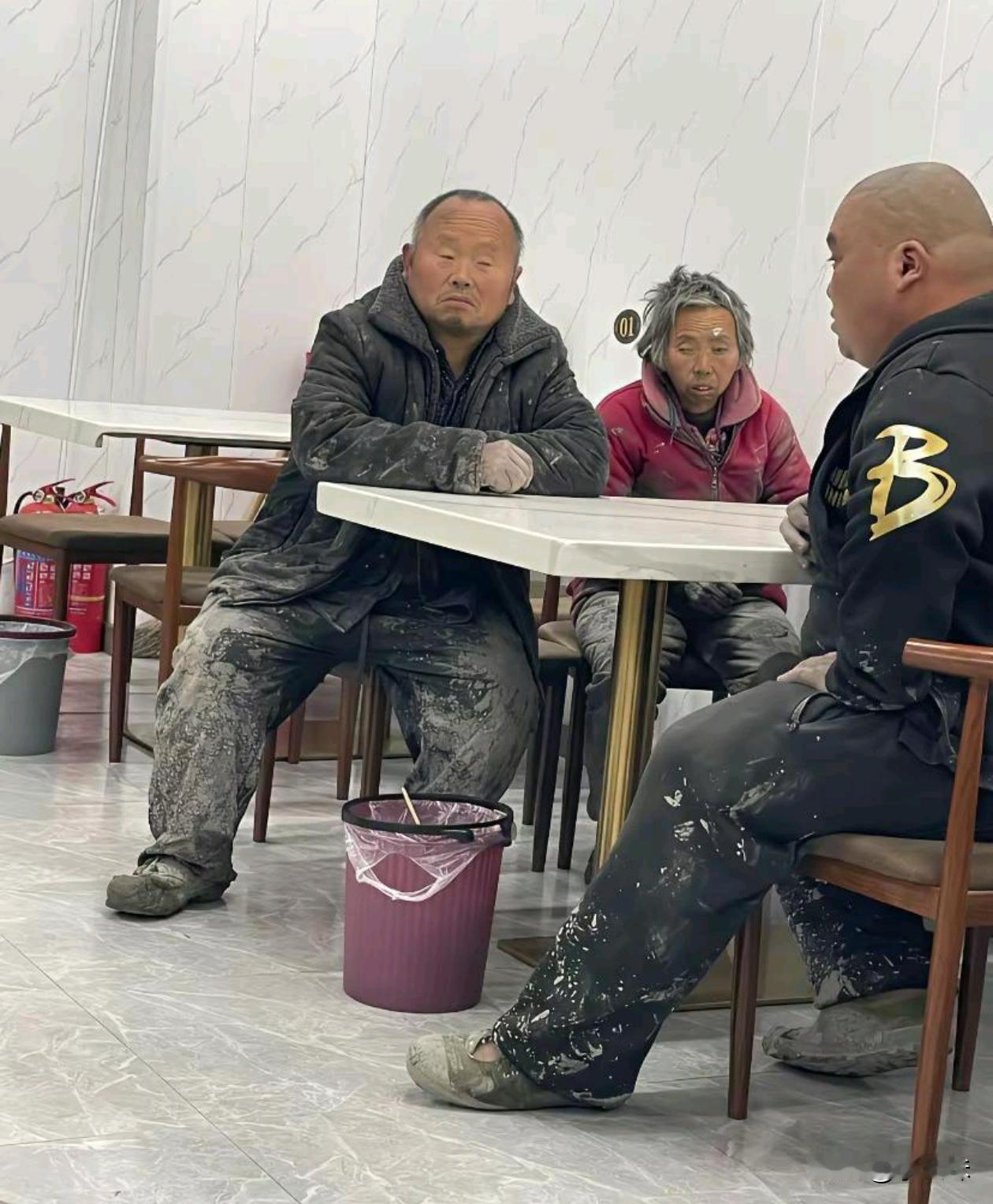 一家三口都是水泥工？