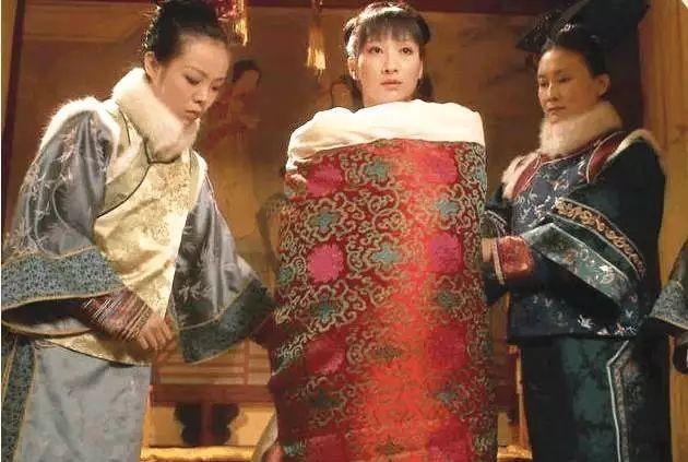 1729年，52岁的雍正招秀女马氏侍寝。夜晚，马答应被裹在厚被子里，送到了龙床之