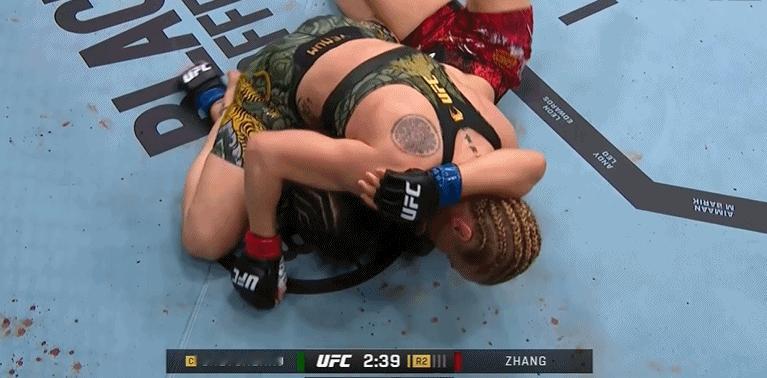 张伟丽无缘蝇量级冠军，输给了舍甫琴科，从比赛过程看确实完全处于劣势，对手抱摔能力