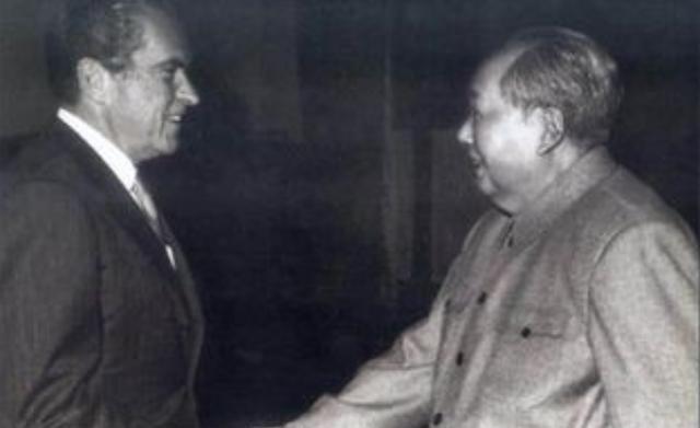 1972年，毛主席与尼克松谈话，突然听到美方一个人员的身上传出了异响。于是，毛主