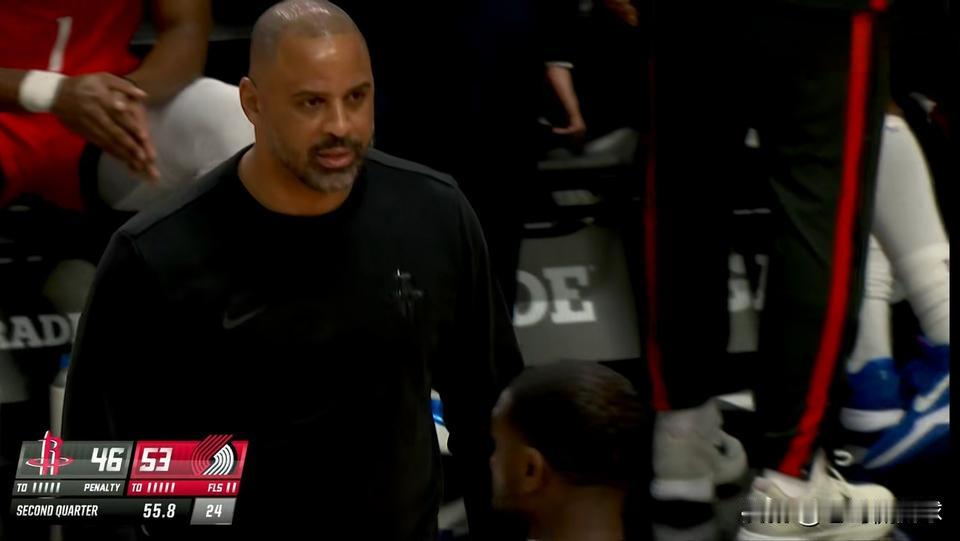 火箭主帅乌度卡真是怒火冲天！在今天火箭客场以102:103不敌开拓者的赛后采访中