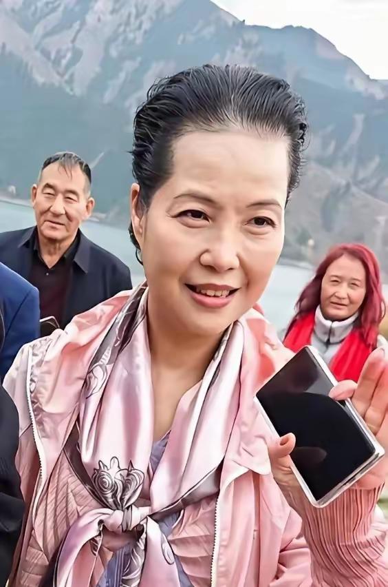 她是女人们的佼佼者梦鸽，60岁，初中文化水平，艺考生一名，嫁给国家级歌唱演员李