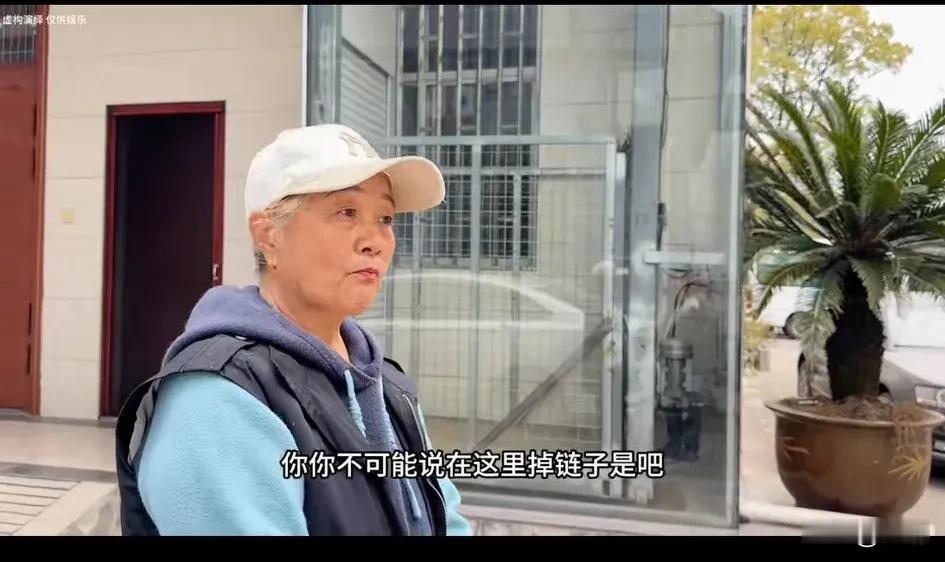 老旧小区楼房加装电梯，工程干到一半没钱了，他们要求一楼住户也必须出钱，说什么你一