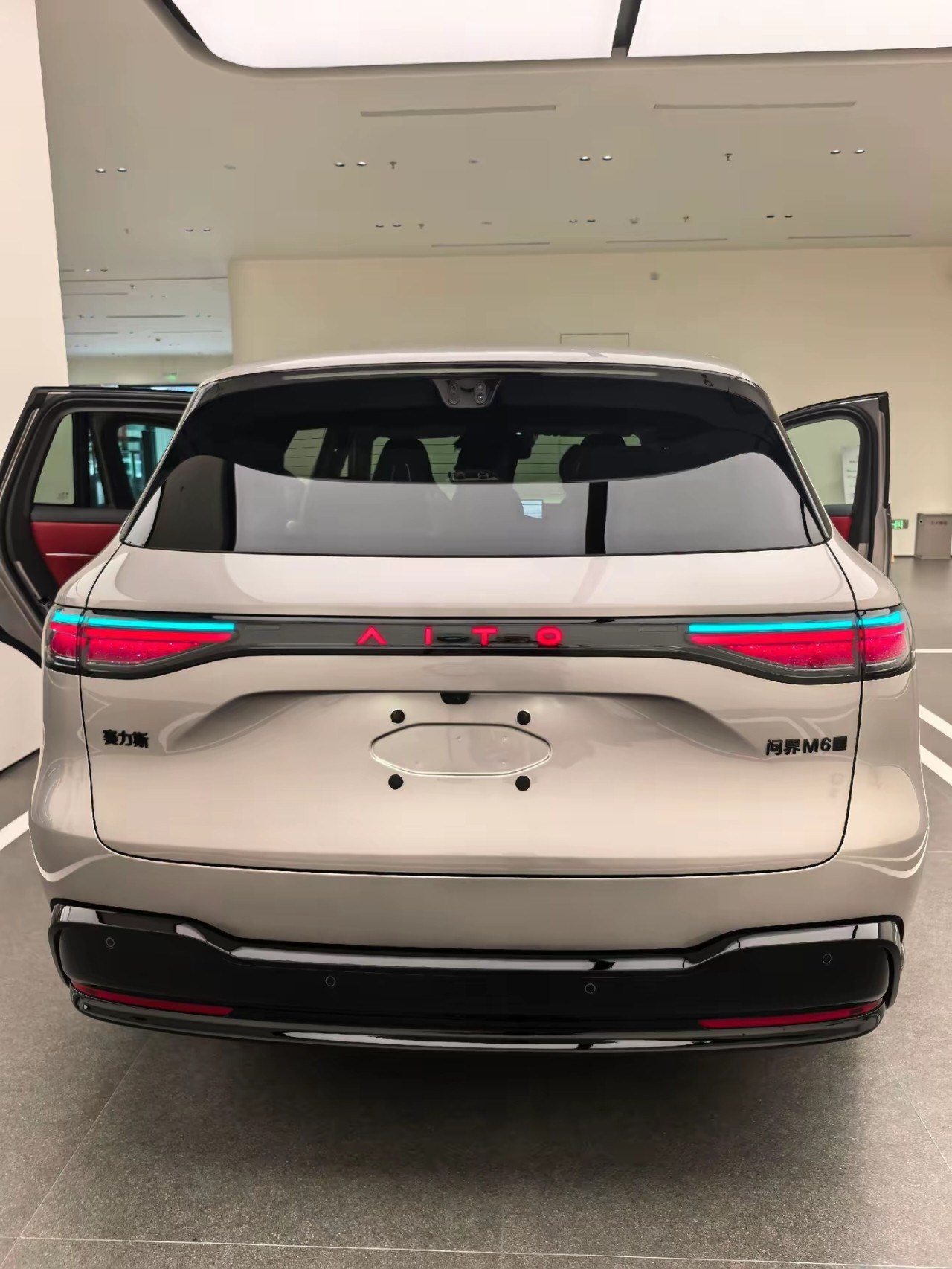 各位车友，最近逛懂车帝看到问界M6的消息挺多，增程版26.98万起，纯电版28.