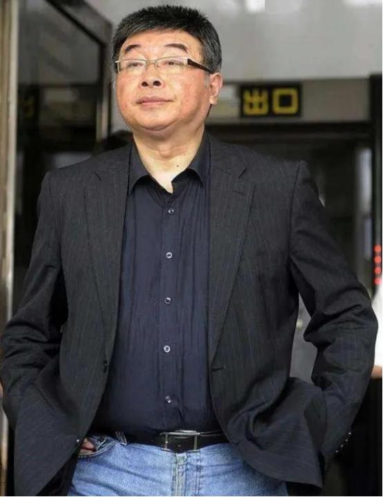 台湾名嘴邱毅一句话戳破窗户纸：解放军真踏上台湾那天，台军八成不会硬扛，直接把枪一