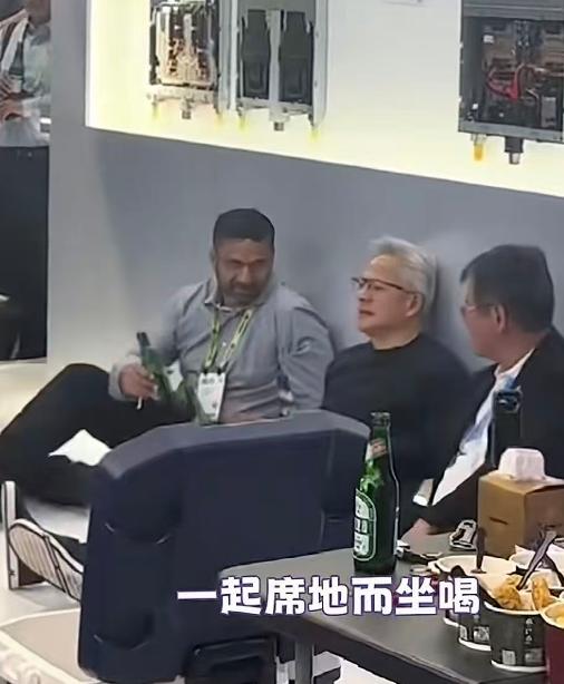 台北国际电脑展人流如织，技嘉展台前诞生了刷屏全网的名场面：英伟达掌舵人黄仁勋，同