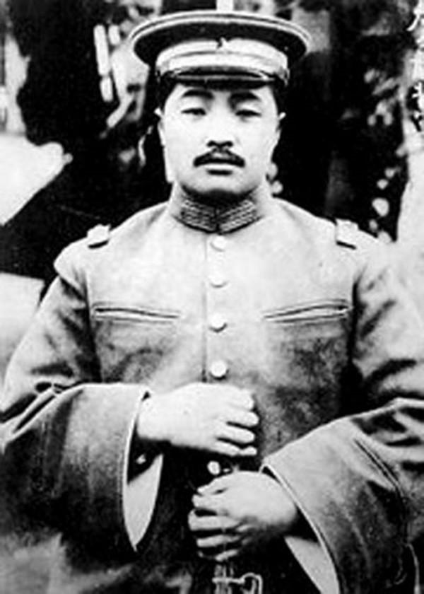 南昌起义失利后，贺龙回到家乡继续干革命，当他来到湖南澧县的一个小村子，正准备吃饭