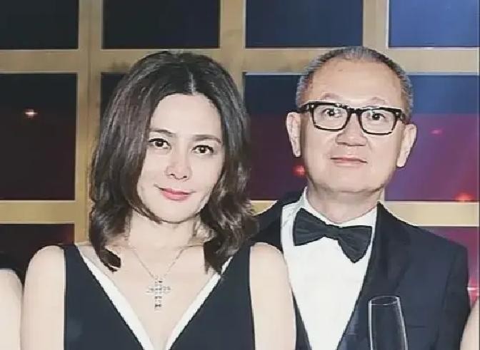 当初，关之琳老公陈泰铭，因为他和刘嘉玲去爬山，关之琳气疯了，在记者面前爆光她的婚姻。当时大家都不知道
