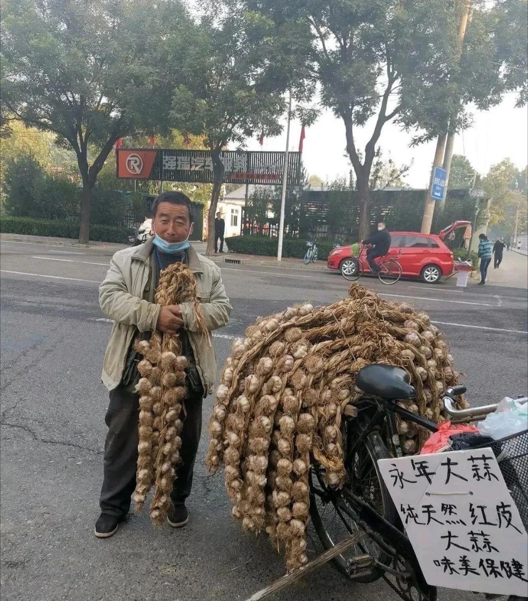 不得不说，这大爷卖大蒜真的有点屈才了？
