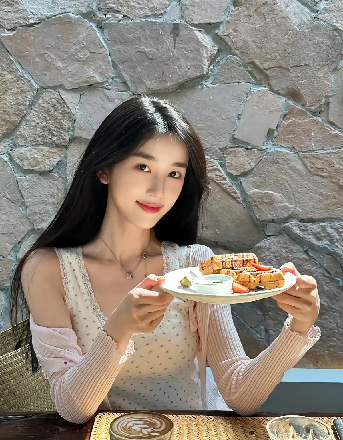 阳光下的甜美早餐，享受生活的每一刻