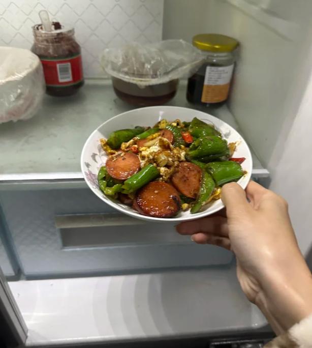 剩菜要趁热放冰箱，越快越安全。“剩菜要凉透再放冰箱”是一个常见的误区。刻意在室