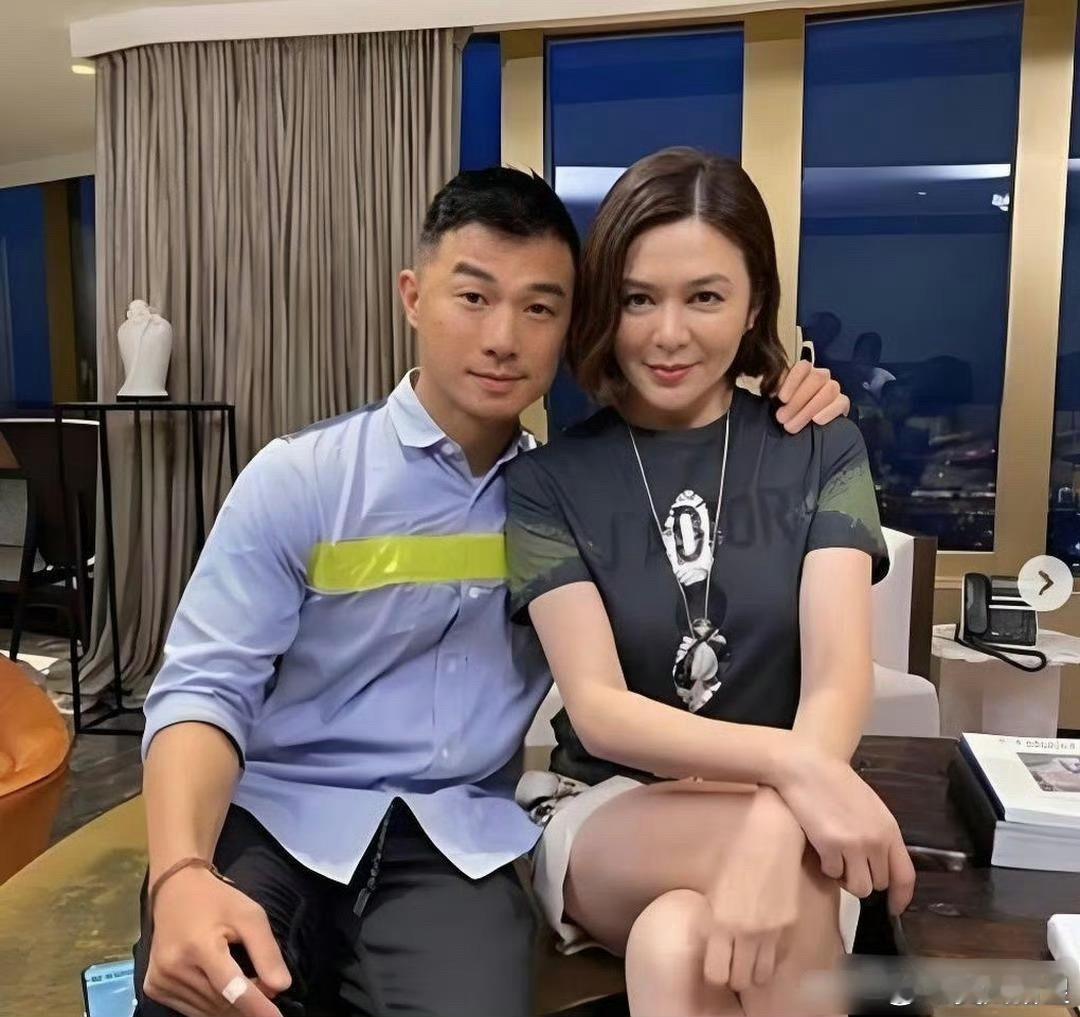 这是关之琳的模特男友，小伙子27岁，关之琳62岁，两人相差35岁。