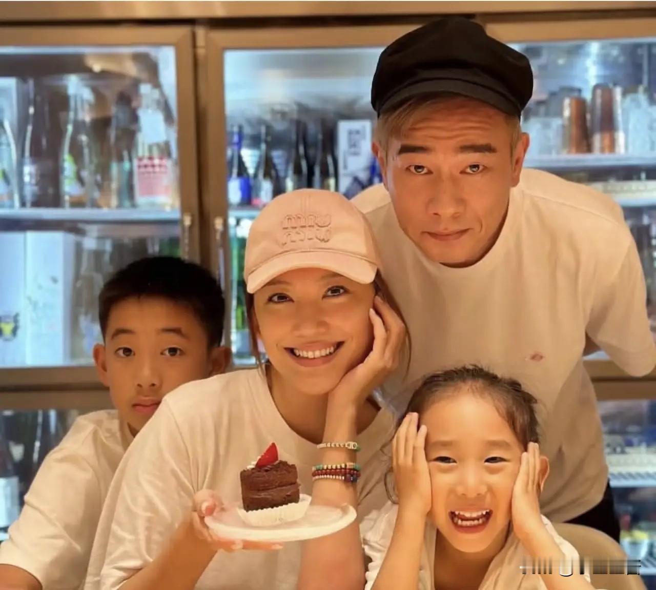 58岁的陈小春给所有网友提了个醒娶妻一定要娶贤，不信你看他儿子，才11岁就开