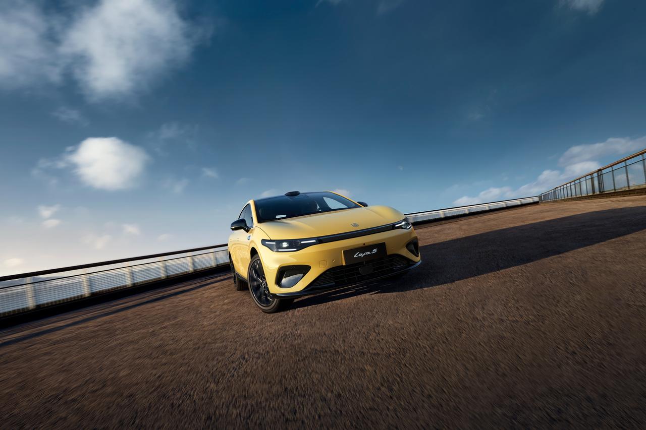 大家还在羡慕BBA轿跑的无框车门、亮黑B柱吗？零跑Lafa5直接把这些“豪华同款