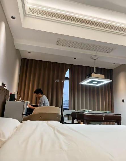 我实在不理解我老公！一个45岁的大男人，竟然没有一个铁哥们，没有一个女性朋友，更