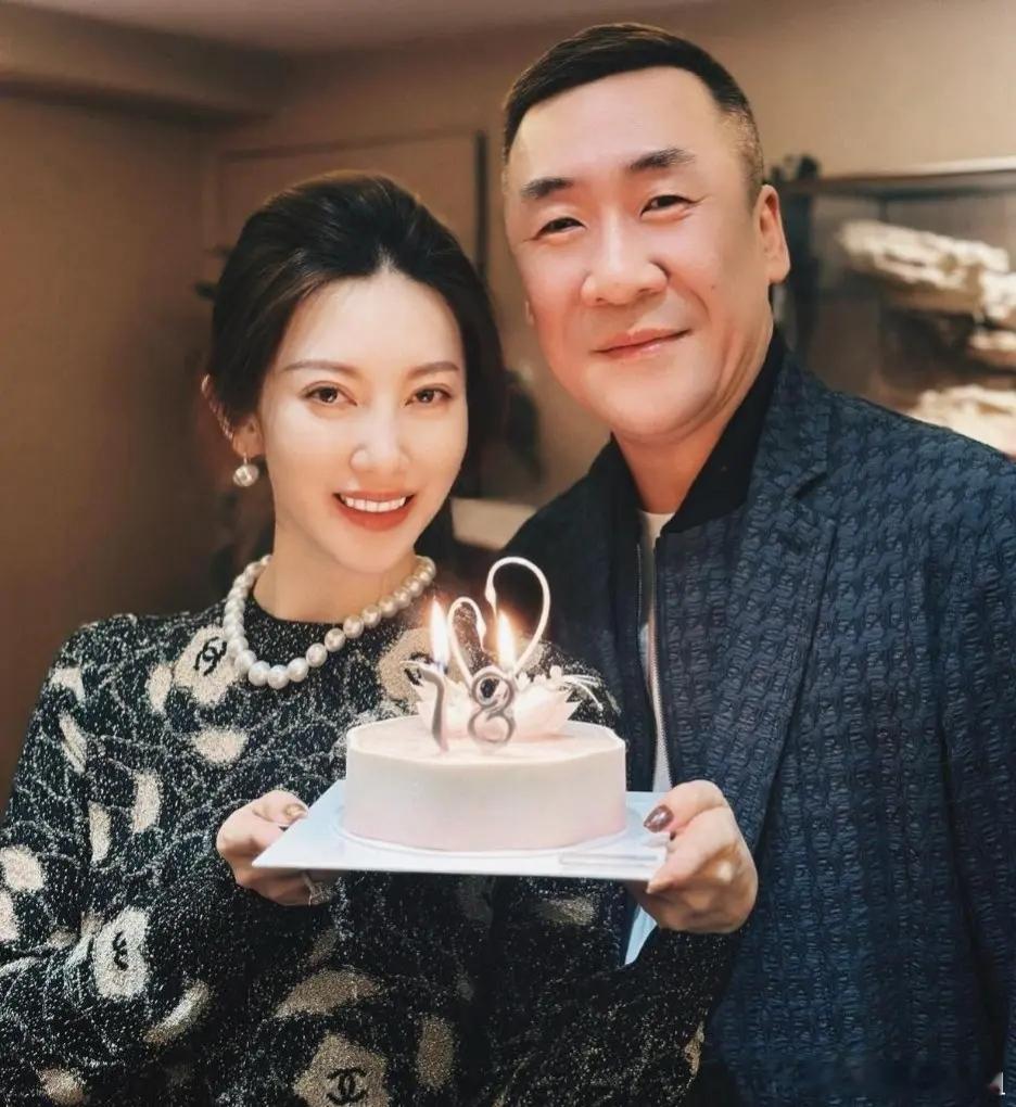 章子怡这哥虽然长得虽然不怎么样，但是嫂子可真漂亮！​​​