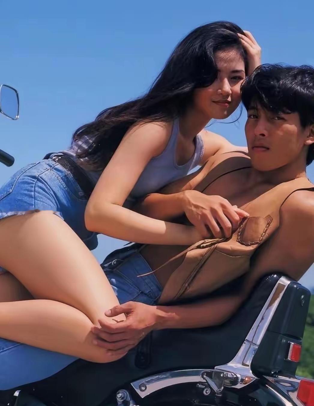 当年这张合照直接封神！一出场就惊艳无数人，妥妥的郎才女貌。男生俊朗潇洒，女生颜