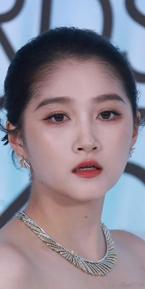 关晓彤无滤镜生图，她真的很幼态，邻家妹妹的感觉​​​