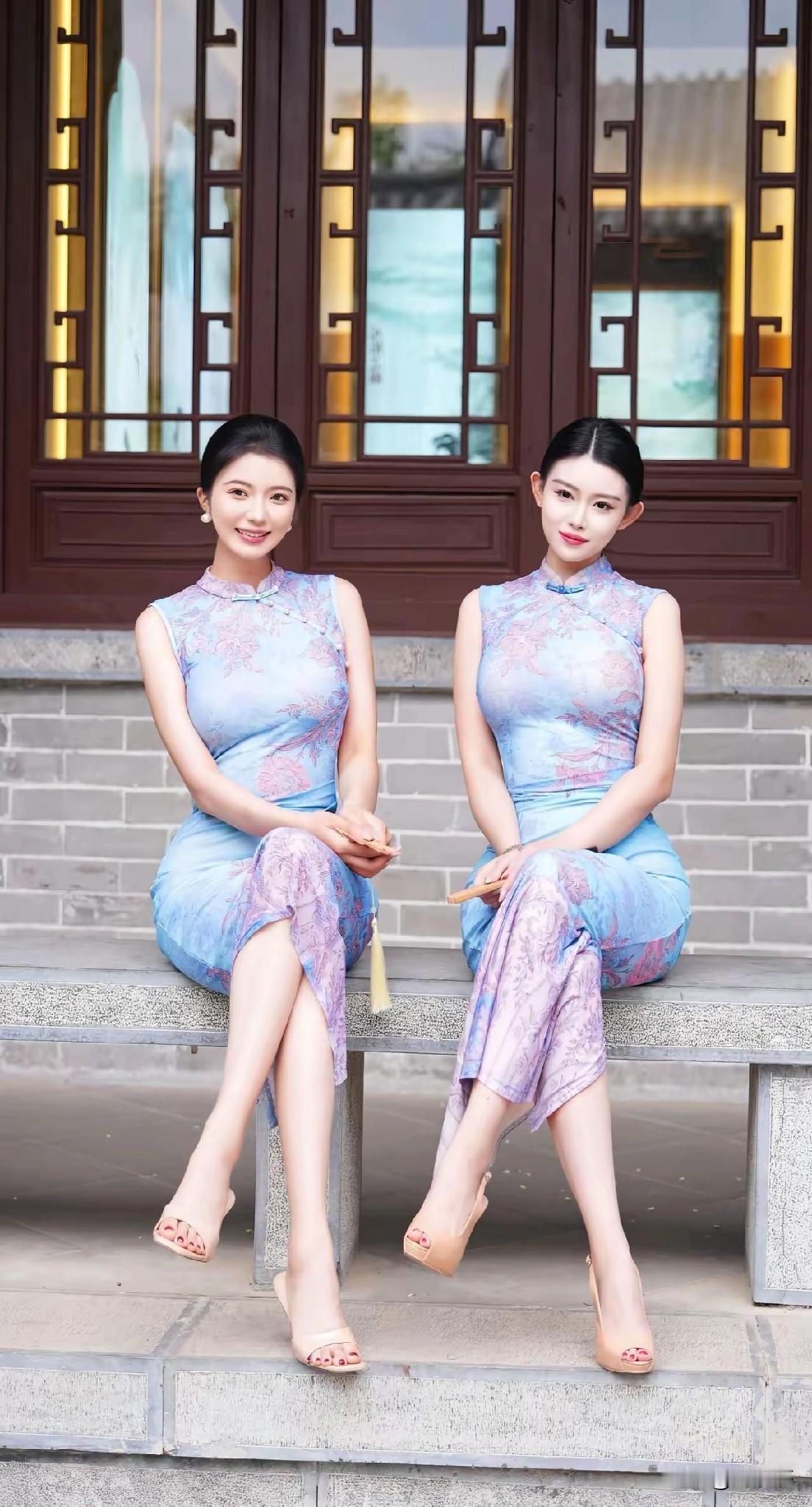 和闺蜜穿同款旗袍逛街，路人问我们是不是双胞胎，我笑了：认识20年，早比亲姐妹还亲