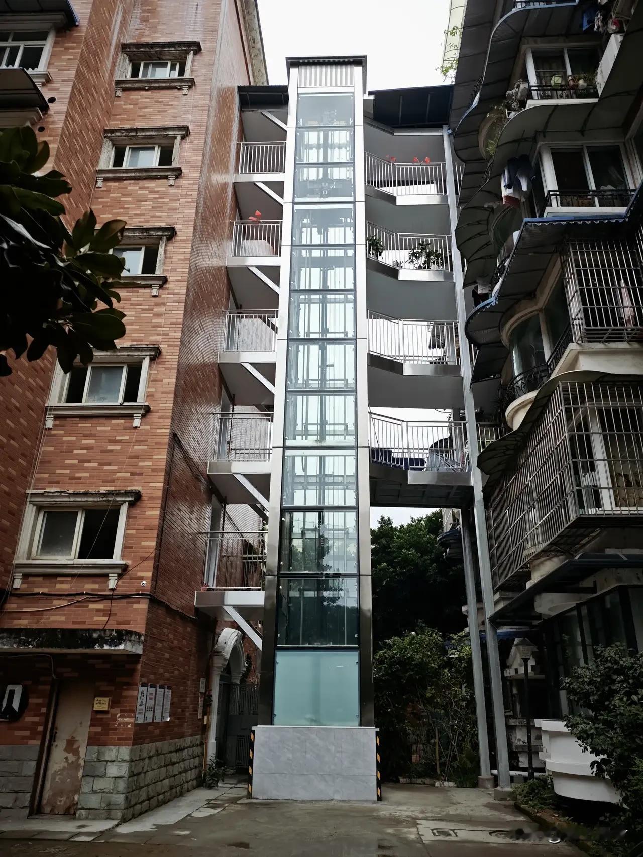 老旧小区改造改加电梯，大家觉得住在一楼的住户应不应分摊加装电梯的费用呢?