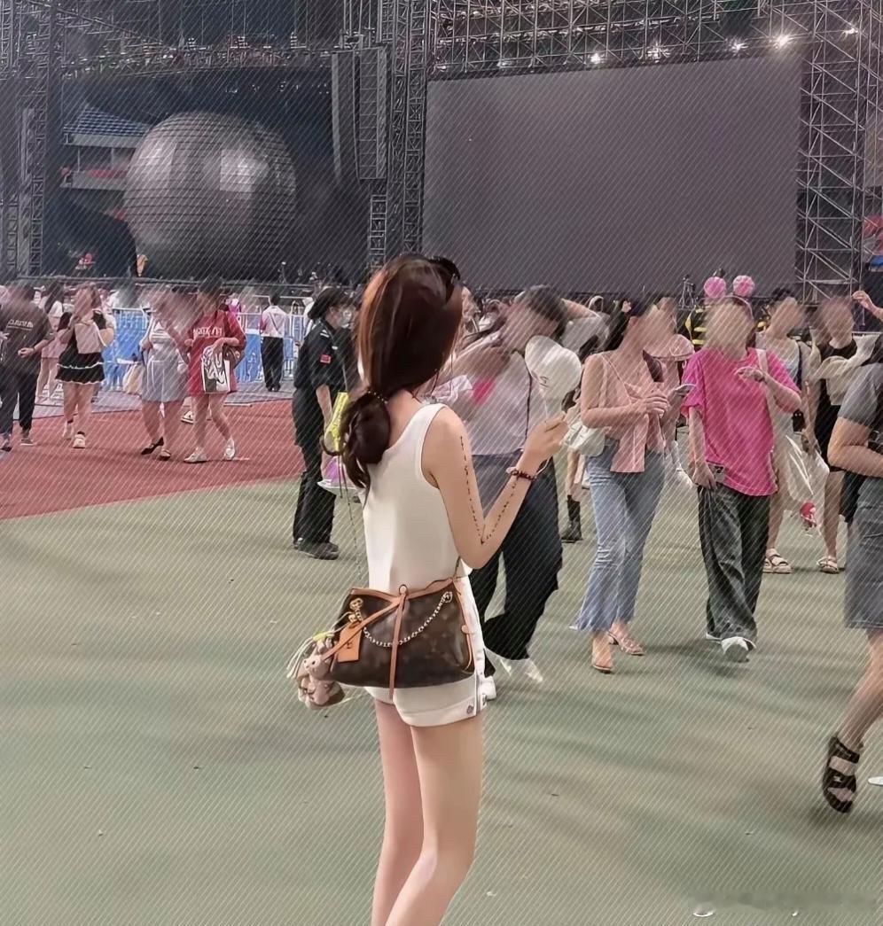 为什么感觉有钱的女生基本都是这种瘦瘦的？​​​