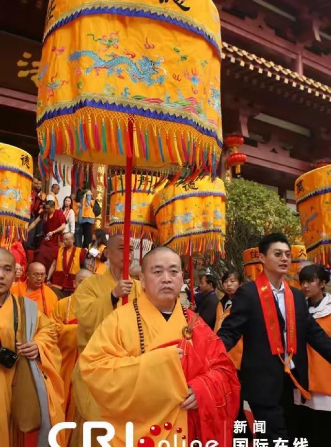 释永信的出场排面有多大？你知道吗！这场面，说堪比太上皇，一点都不为过。一排排的