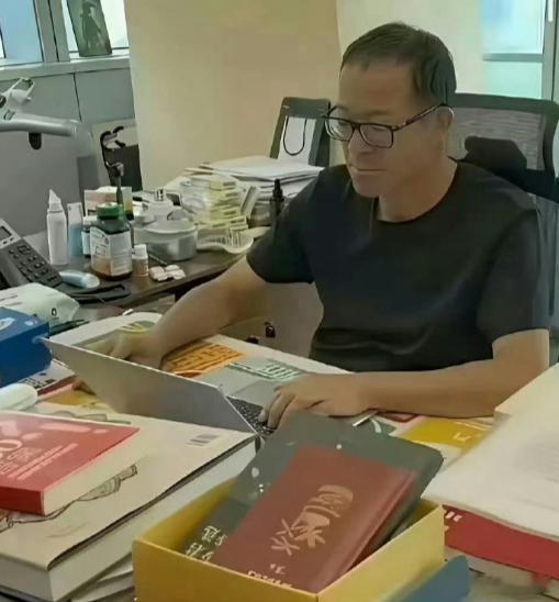 左边是董宇辉的办公室，右边是俞敏洪的办公室，说明什么？
