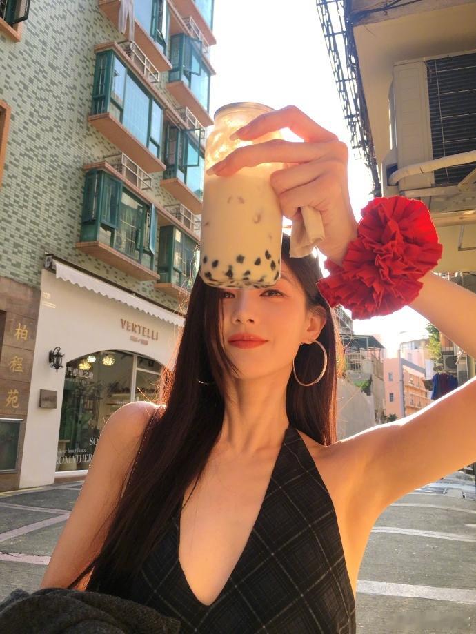 李一桐街头港风李一桐的松弛感港风太杀我老巷里随便一站都氛围感拉满简约暗系穿