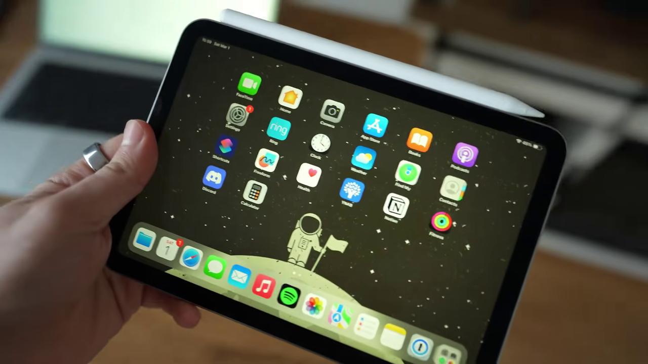 大家千万先别急着冲iPadmini8的首发。苹果用了一项新技术，把传统扬声器砍