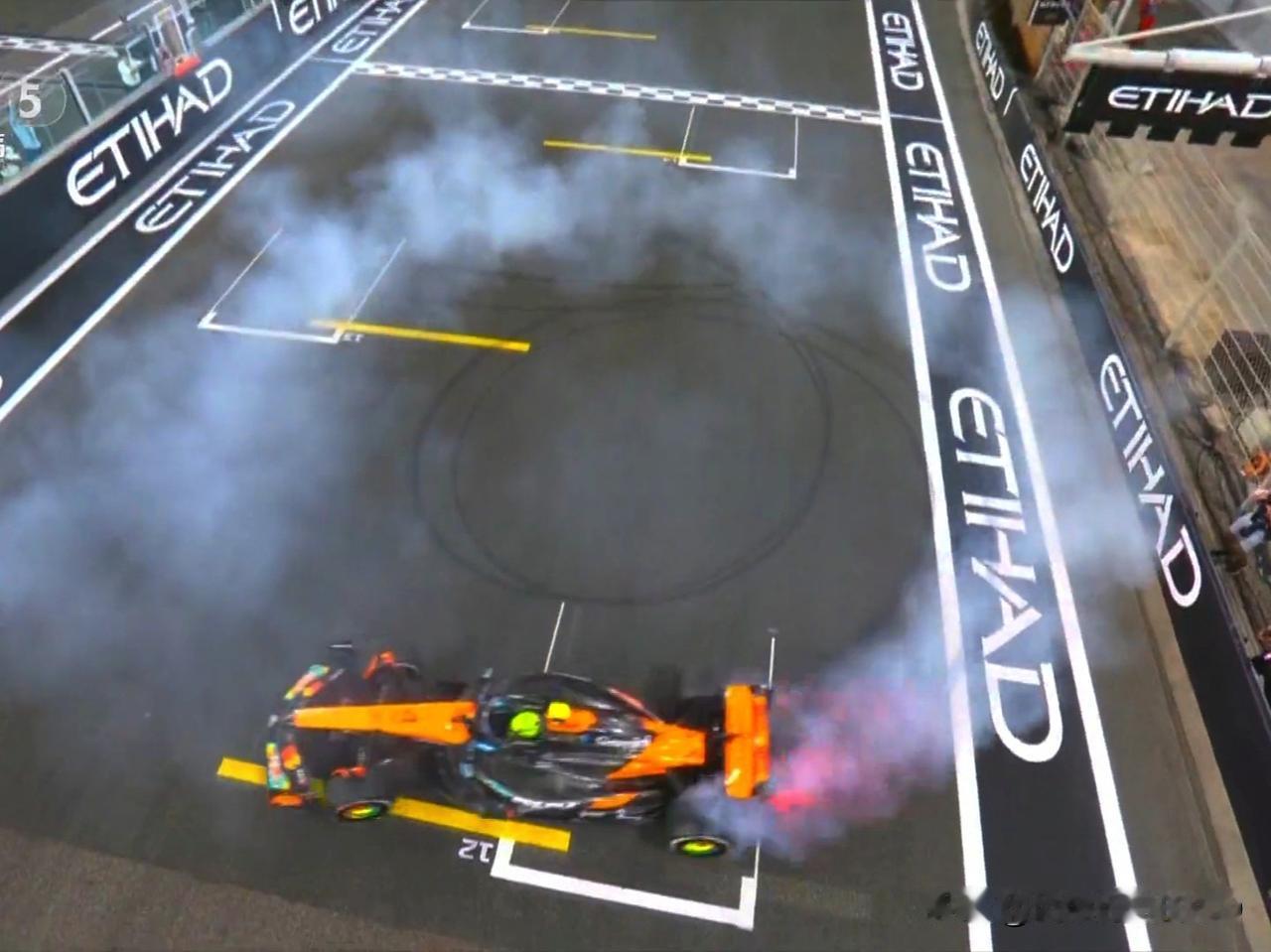 F1是最无聊的比赛～一条路上开78圈，绕得人昏昏欲睡!等撞线再看...一个字：