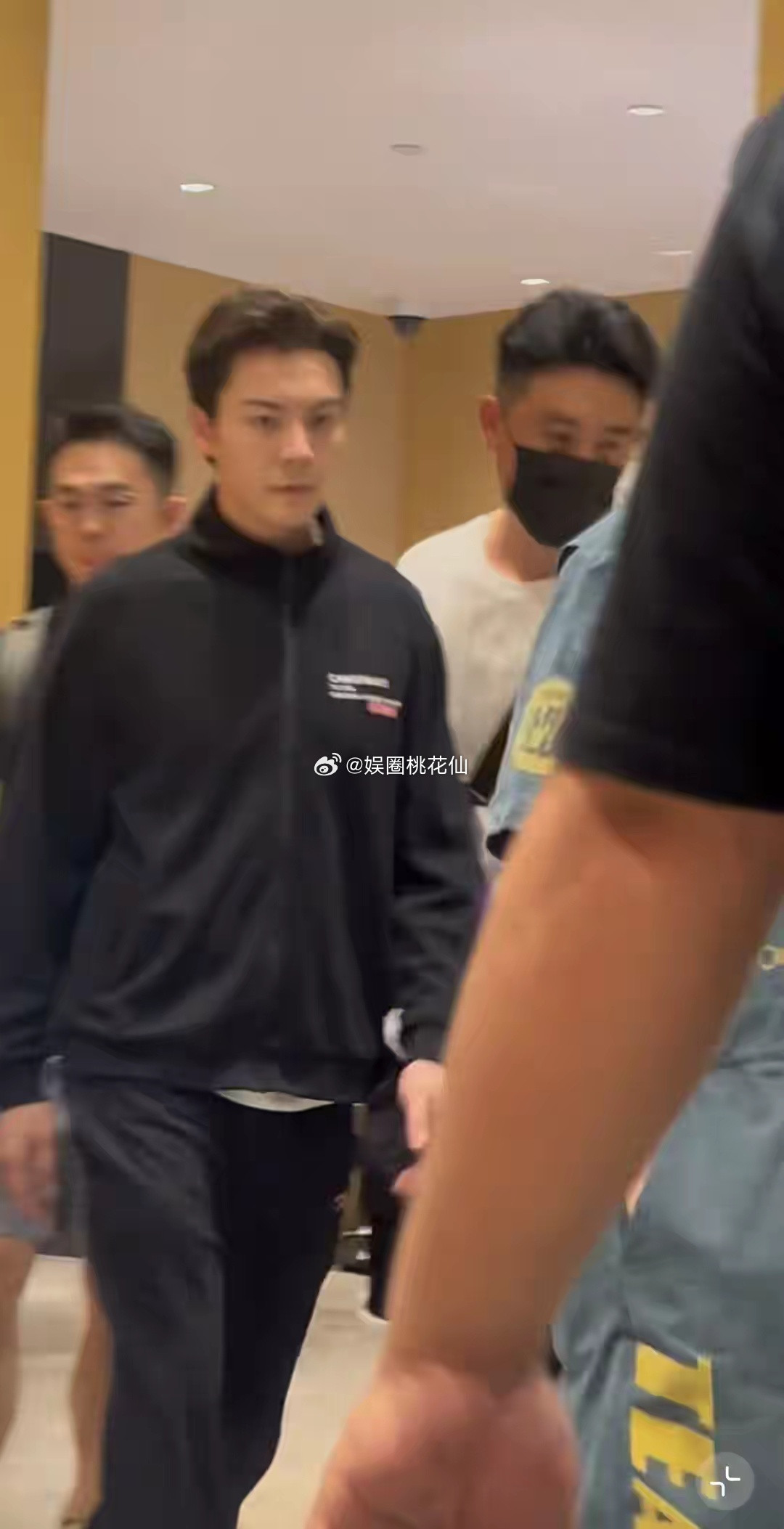 陈伟霆下班路透太吸睛！现场人潮涌动，他本人超帅气，怼脸拍状态绝佳，皮肤细腻紧致，