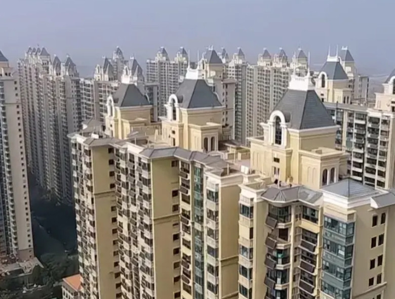 港口没卖出去，李嘉诚又开始甩卖内地的400套房产了，这又打的是什么算盘呢？最