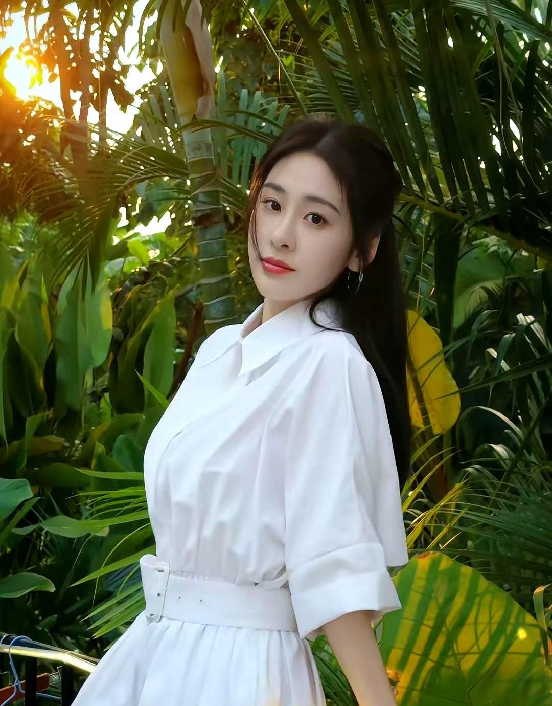 张碧晨首次晒出和女儿的合照了！这事儿真有点意思。当年张碧晨发现怀孕，自己一个