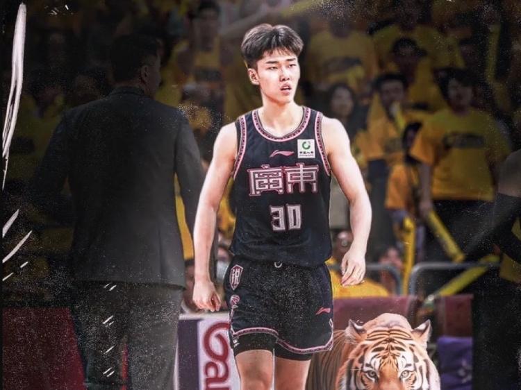CBA最新消息：据前广东男篮小将李奕臻更新社媒，和广东男篮告别。感谢广东给予的平