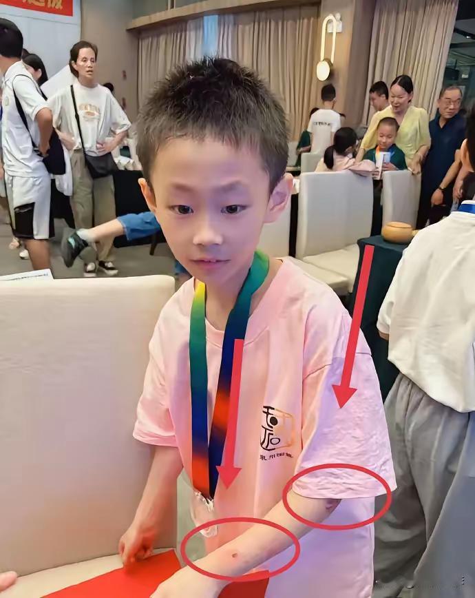 9岁的孩子，令人心疼得窒息，他用一跃而下的勇气，告别了这个令他绝望的世界
