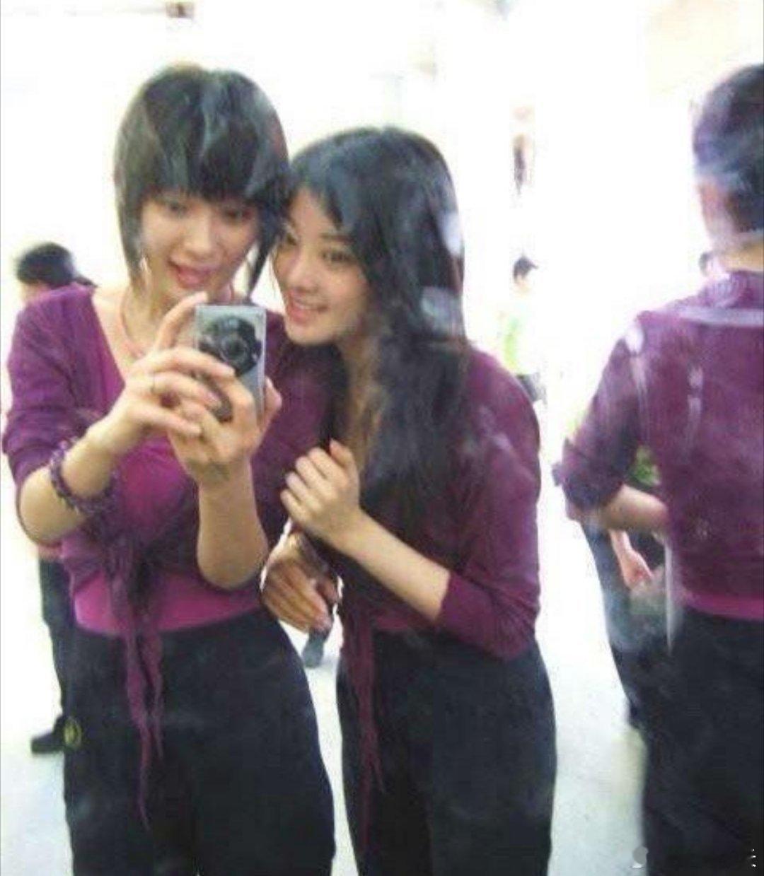 杨幂~大学期间上形体课的老照片说实话她上大学时应该不出彩吧！旁边那两位感觉都比她