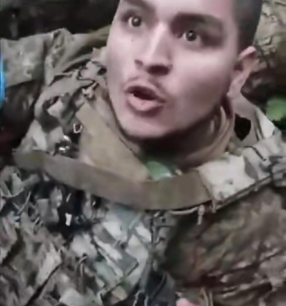 俄军抓住了一名哥伦比亚雇佣兵，这雇佣兵情绪十分的激动，结果被俄军两巴掌下去之后，