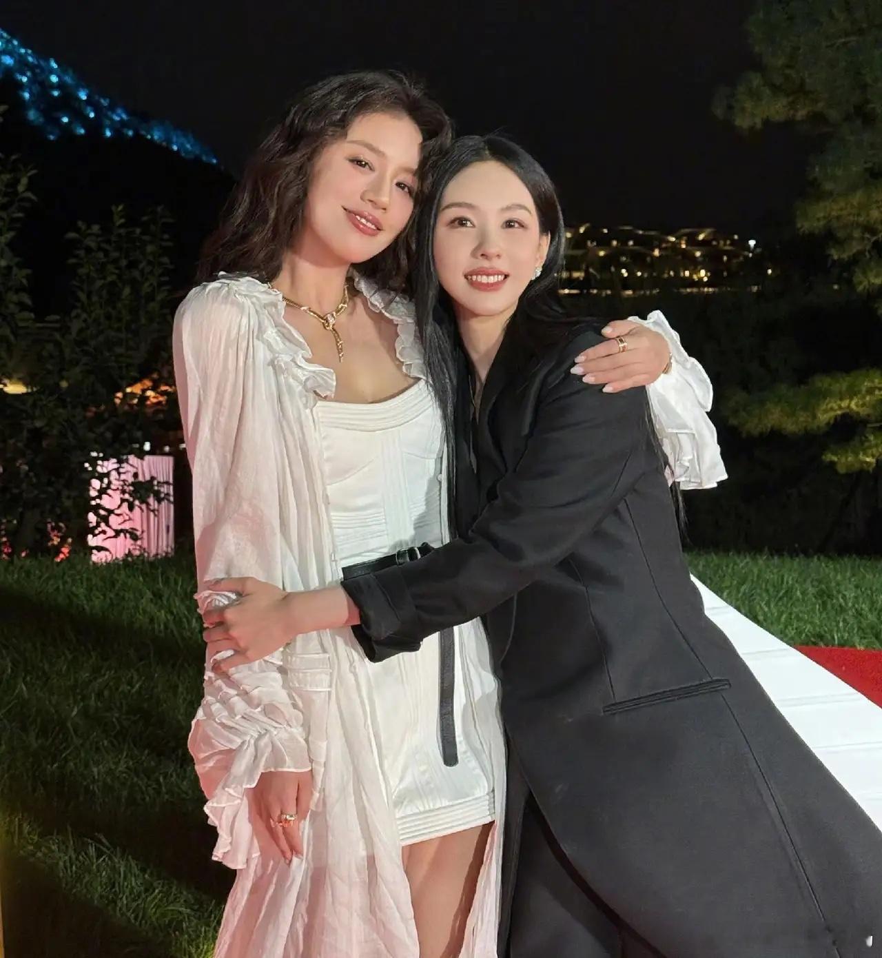 马思纯晒出和陈都灵合影，妈呀，她现在怎么漂亮成这个样子！之前她得抑郁症发胖严重，