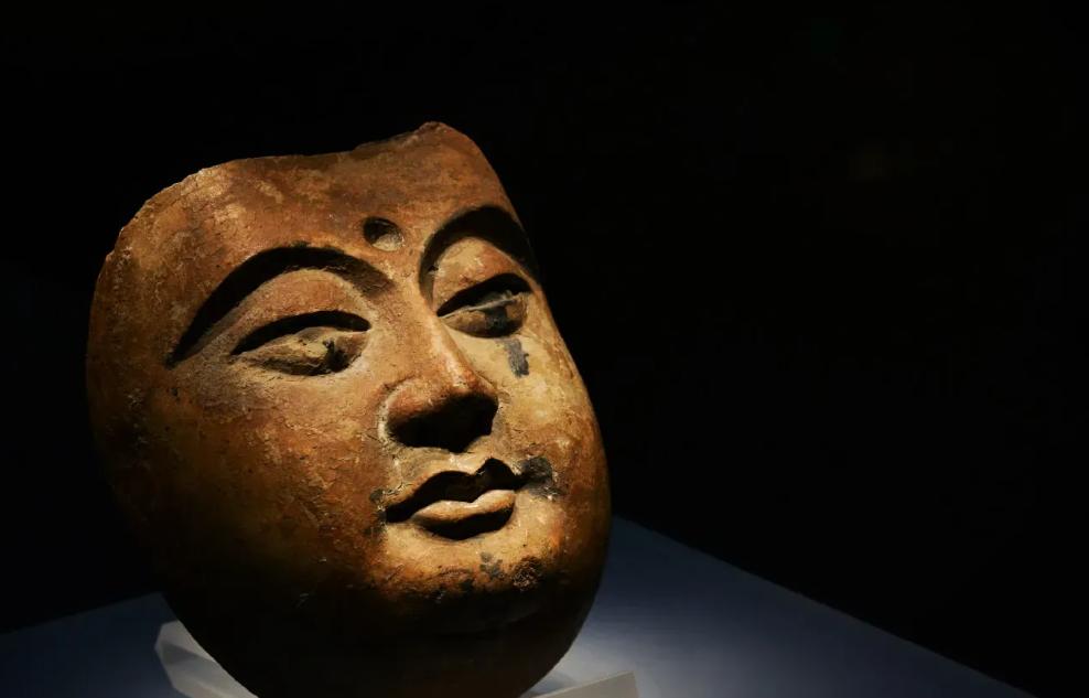 1990年，一工人爬上银川一座古塔，意外发现一洞穴放满珠宝，正伸手去掏时，突然惊