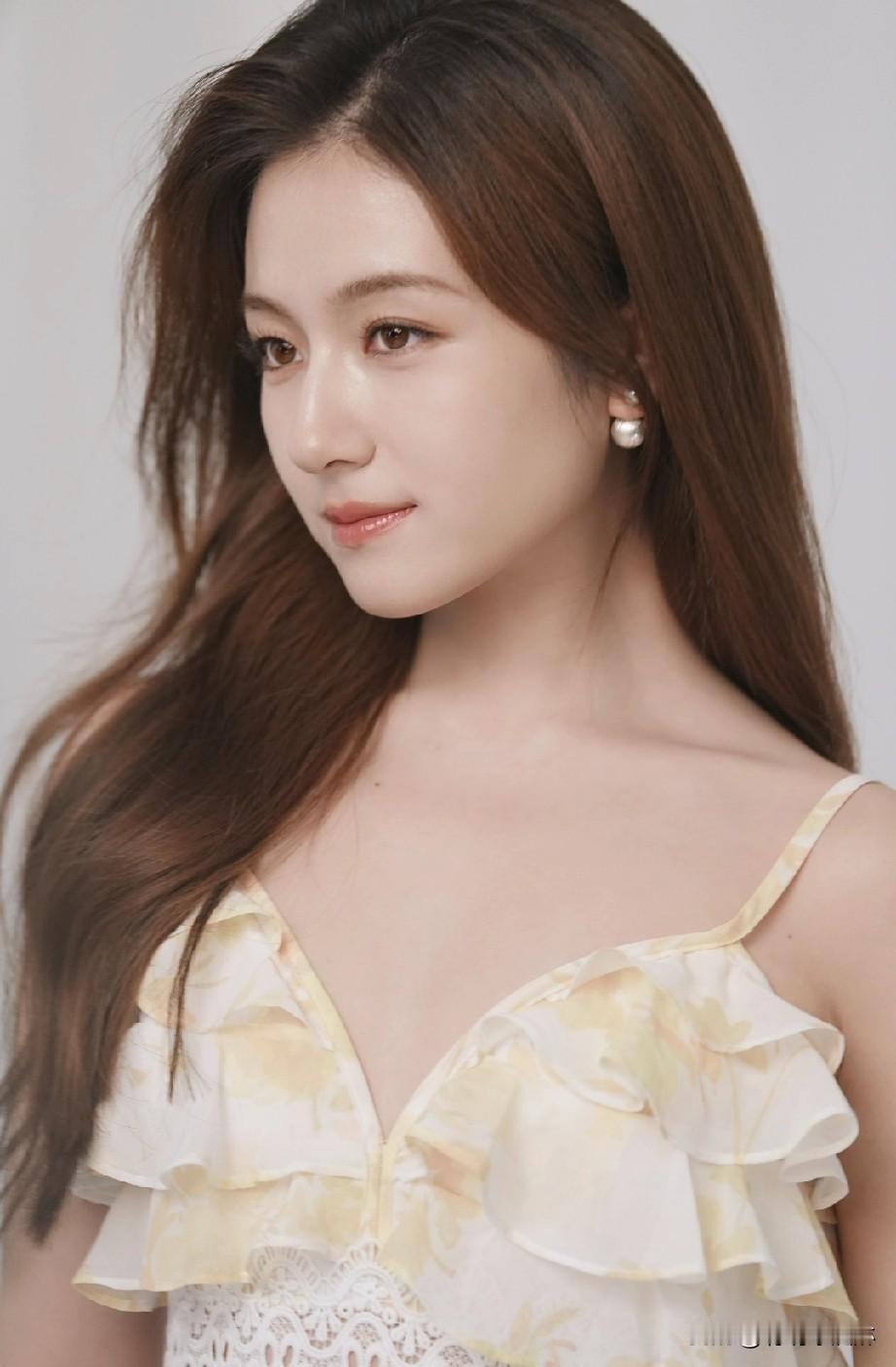 温柔甜美的少女，浅黄色连衣裙，散发着自然的光彩——李兰迪