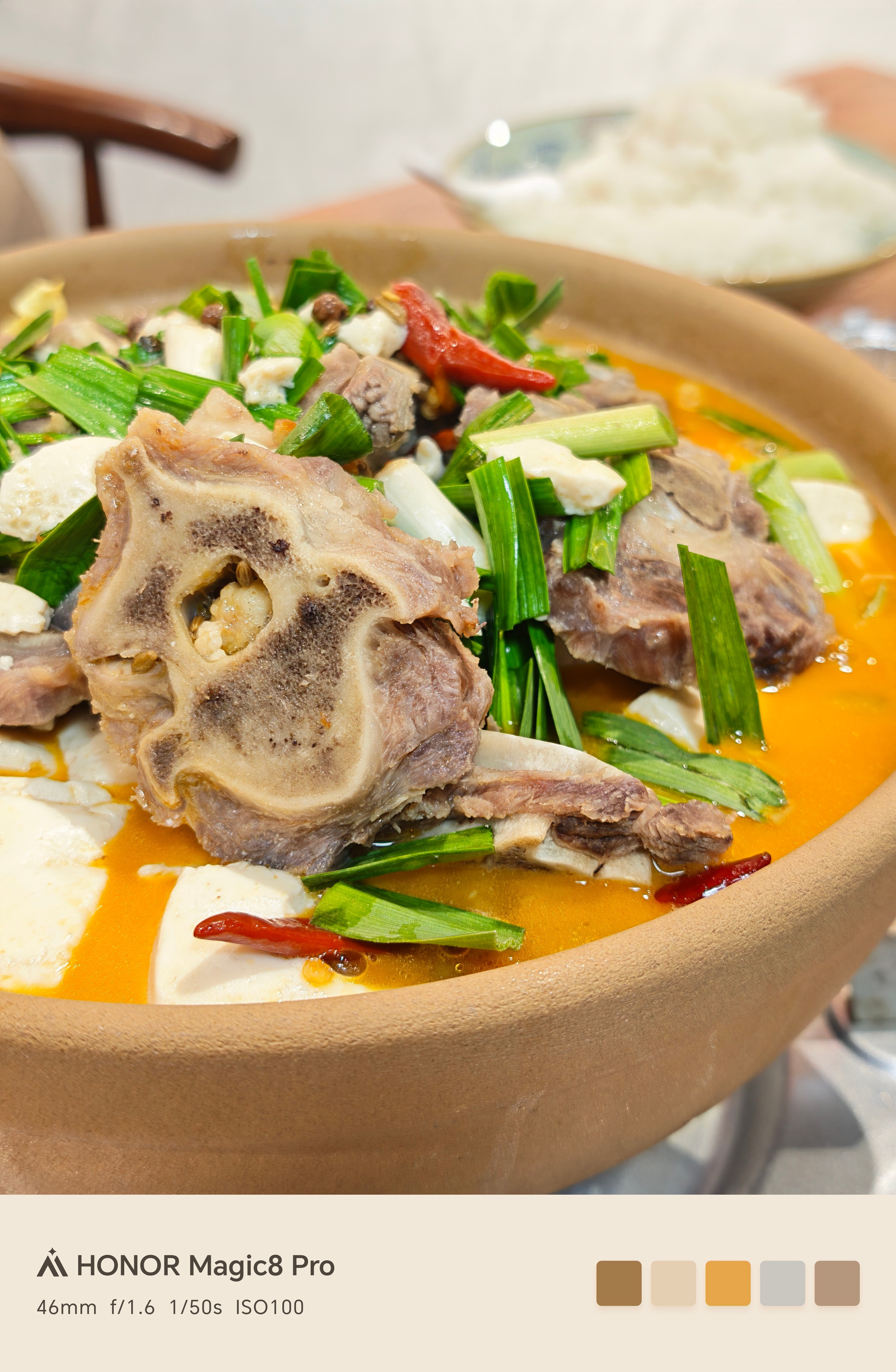 出来溜达了一下，于是点了个羊蝎子火锅和一点烧烤，今天的减肥计划又泡汤了。荣耀Ma