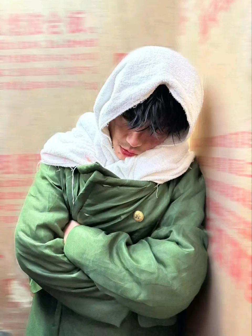 图一的朱一龙这是拍《空枪》倒吊戏时发烧了，身体极度不舒服吧！看着就心疼。拍个戏把