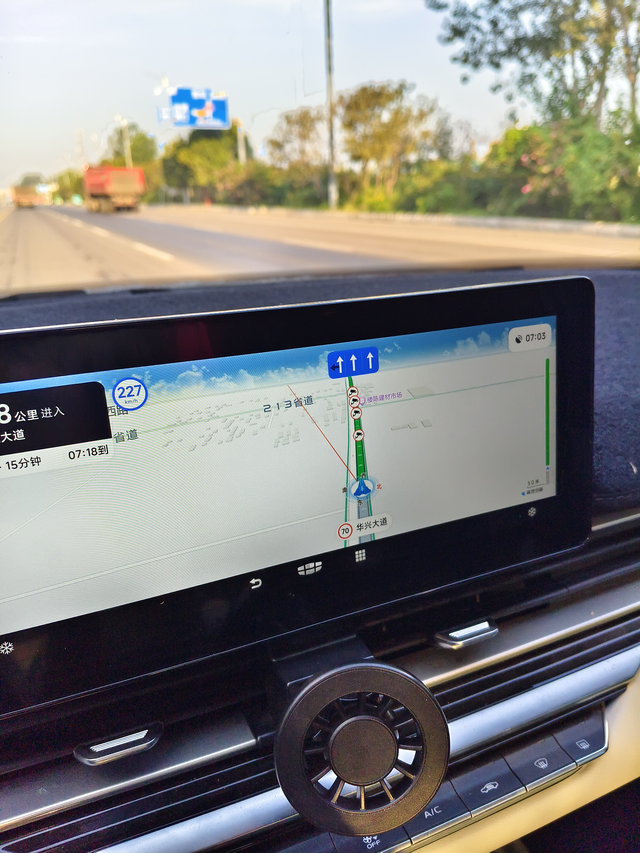 帝豪竟然可以跑那么快不愧是帝豪，能跑到这种速度的没个几百万还真买不到呢开个玩