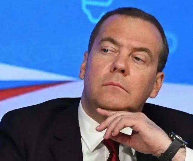 特朗普为啥天天瞎折腾，梅德韦杰夫这话一出，大家就都明白了。据凤凰网报道，俄罗斯前