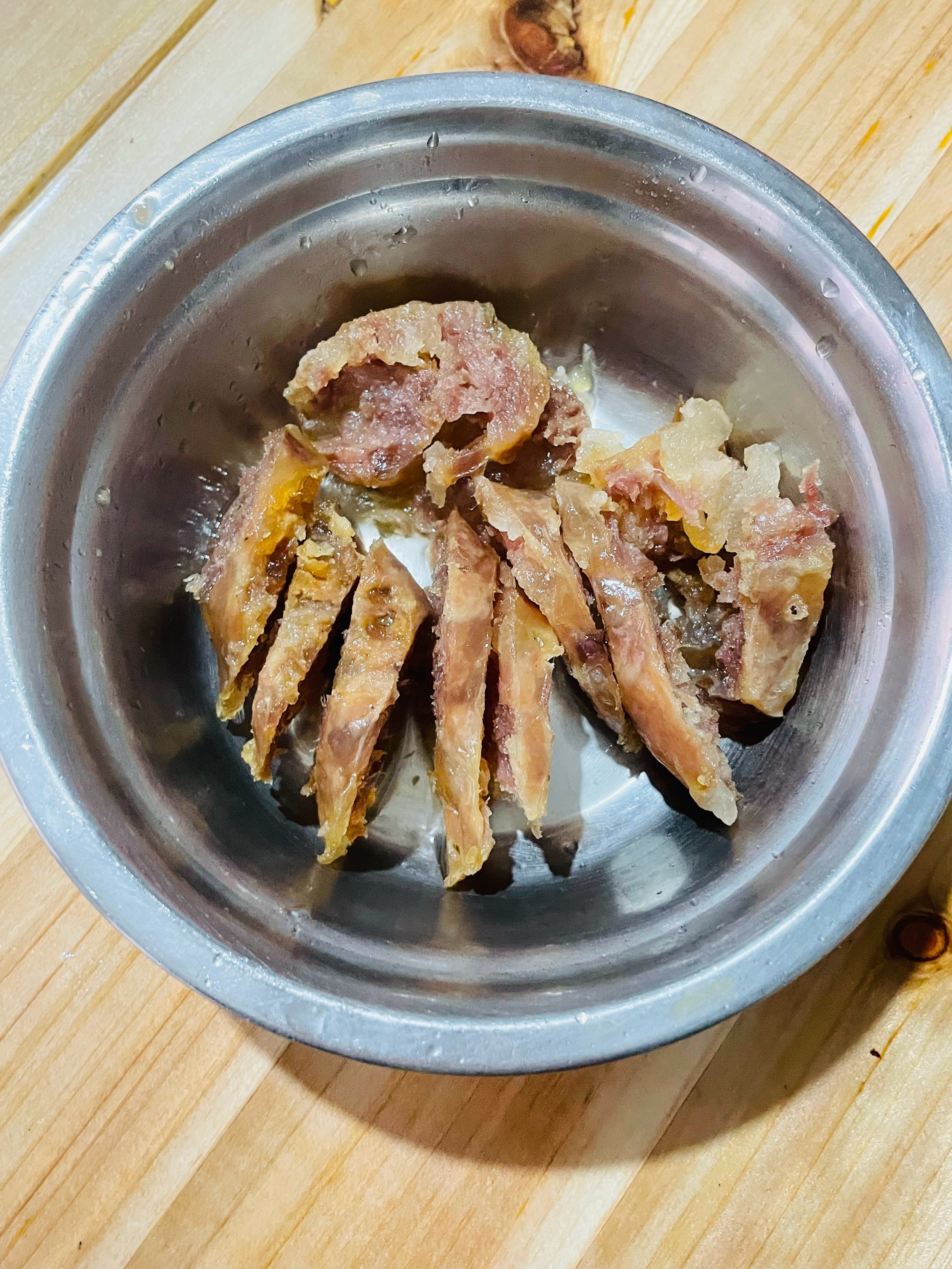 吃饭了，香肠是我自己带来的，我婆婆给我搞的。