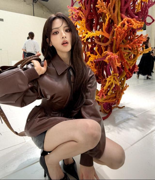 杨超越这一蹲太有感觉了！从厂妹到影坛新人，她真不是只靠锦鲤说真的，刷到杨超