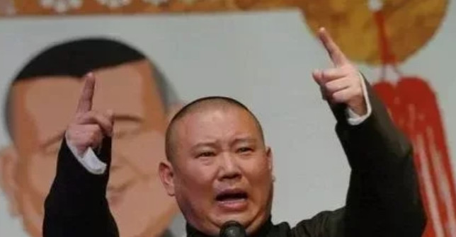 2007年，何云伟妻子和郭德纲告状，说他在外面和别人同居，郭德纲警告他：“再不和